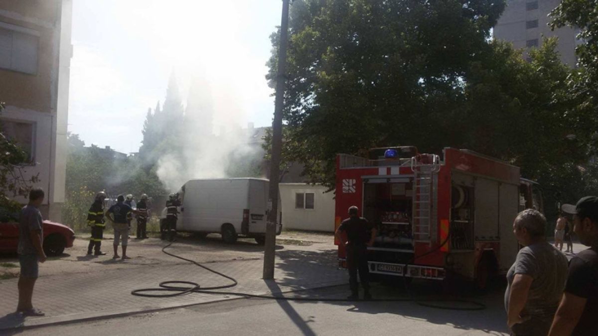 Микробус горя край училищен двор в Стара Загора (СНИМКА)