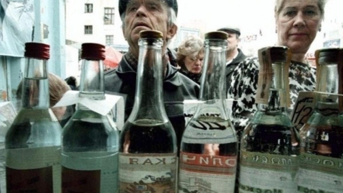 Невероятно, но факт: Руснаците започнаха да пестят от... водка, продажбите й се сриват!