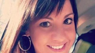 От училищната стая до затвора: Обвиниха учителка в секс с ученик едва след като... роди дете от него (СНИМКИ)