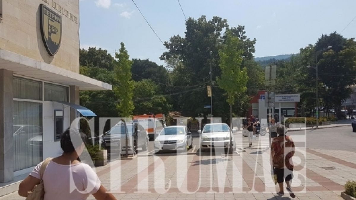 Тийнейджър с колело окървави центъра на Петрич, размина се на косъм от най-страшното (СНИМКИ)