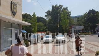 Тийнейджър с колело окървави центъра на Петрич, размина се на косъм от най-страшното (СНИМКИ)