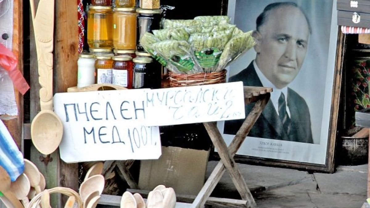 Бай Тошо наднича от сергията с родопска виагра в Бачковския манастир (СНИМКА)