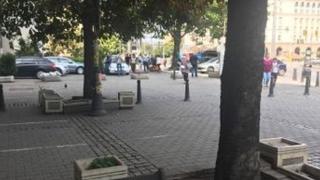 Само в БЛИЦ! Пълен цирк! "Баронеса" вика министъра на здравеопазването насред София (СНИМКИ)