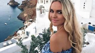 Тази красива безработна пилотка не успя да си намери работа, но стана звезда в мрежата с пътешествията си и горещите си СНИМКИ