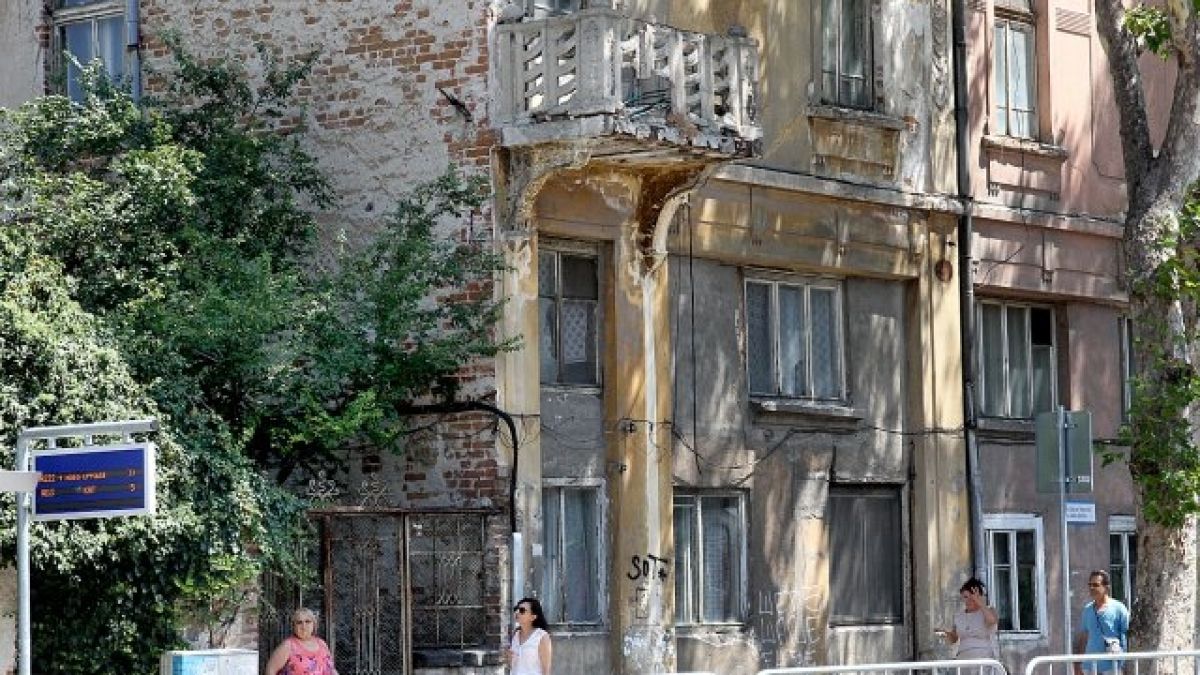 Голяма бомба със закъснител цъка на оживен пловдивски булевард (СНИМКИ)