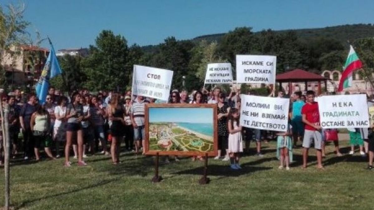 В Обзор излязоха на протест срещу застрояването на Морската градина с гайди и черешово топче