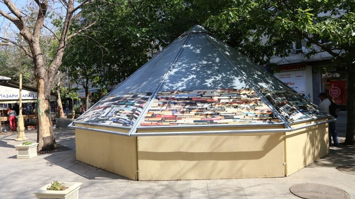 Фоторепортаж в БЛИЦ: Всеки момент до смъртоносния шадраван на пл. "Славейков" в столицата може да се разиграе нова трагедия! 