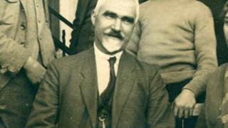 Владимир Василев живее сред клюки и скандали, надмогва ги