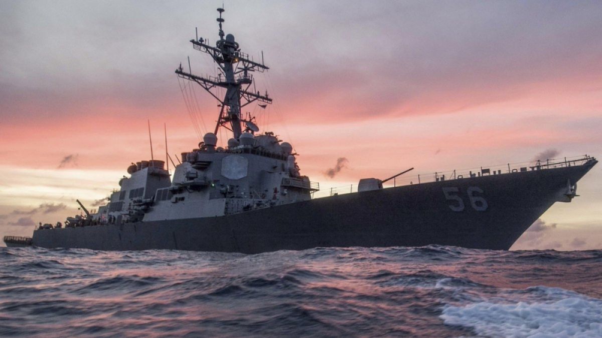 Сенатор Джон Маккейн се моли за изчезналите и пострадали моряци от претърпелия сблъсък ескадрен миноносец "Джон Маккейн"