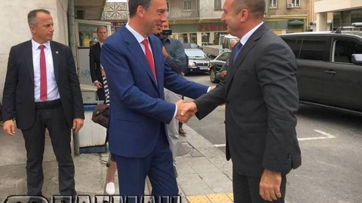 Президентът Радев от морето: Приятно ми е!