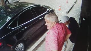Ексклузивно в БЛИЦ! Очевидец алармира: Боклук с розова риза дръпна всички пари на безпомощен дядо и избяга!