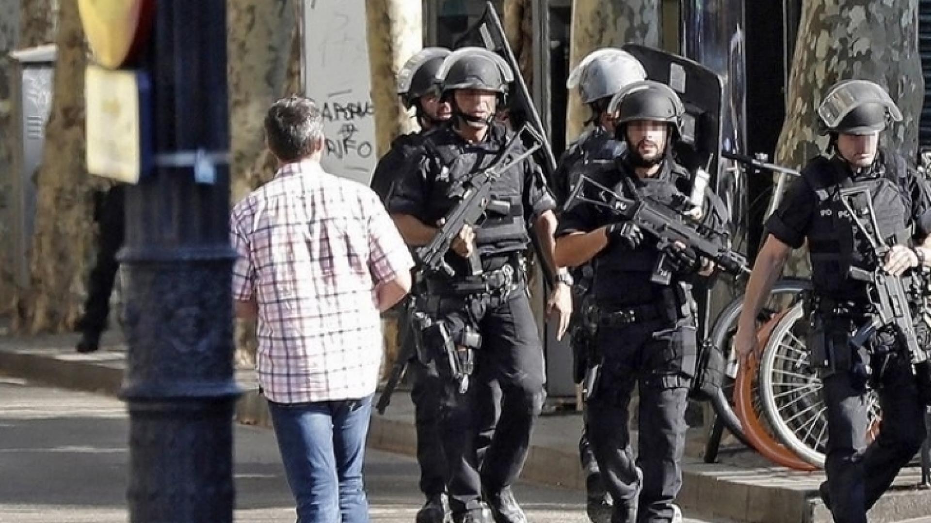 "Ислямска държава" атакува Каталуния с нови камикадзета, полицаи застреляха джихадист, развял колан с експлозиви с вик "Аллах акбар"!  