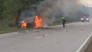 Мерцедес излетя от Е-79, удари се в дърво и изгоря до основи (СНИМКИ)