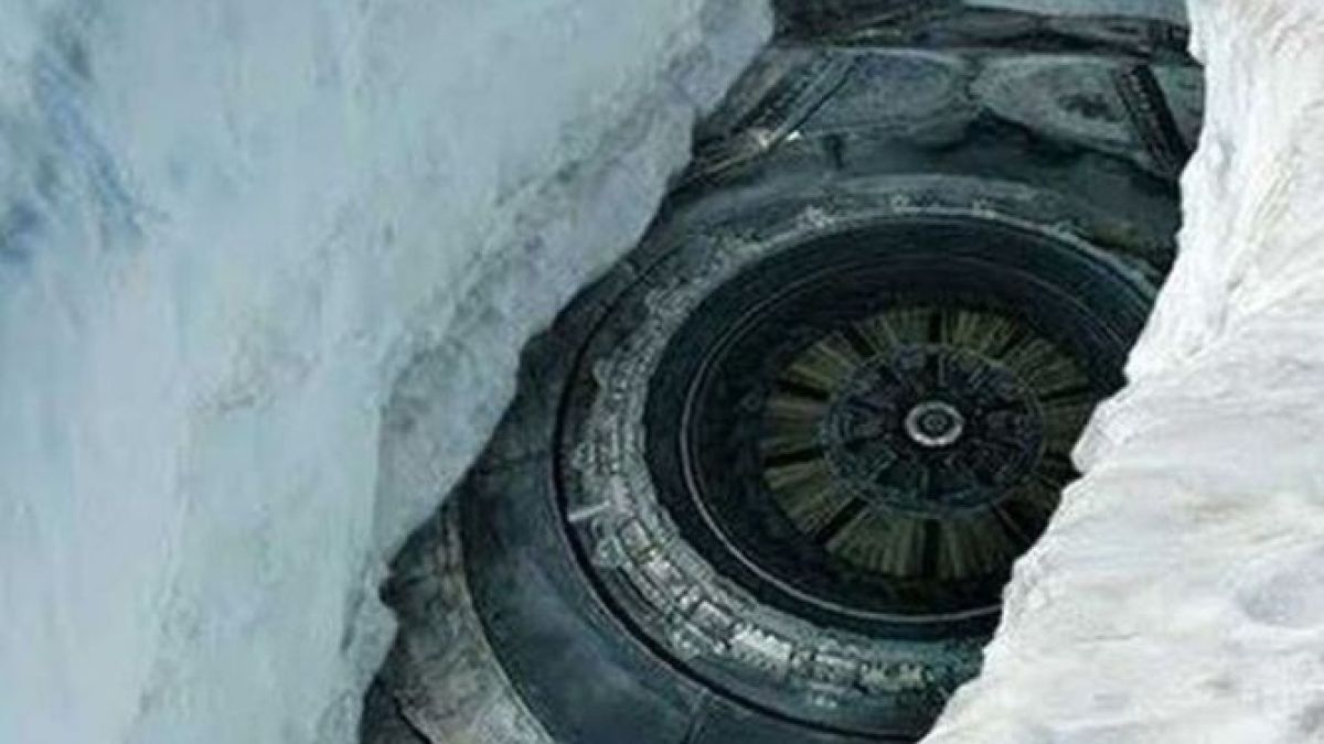 НЛО с височината на 12-етажен блок лежи под ледовете на Антарктида (ВИДЕО)