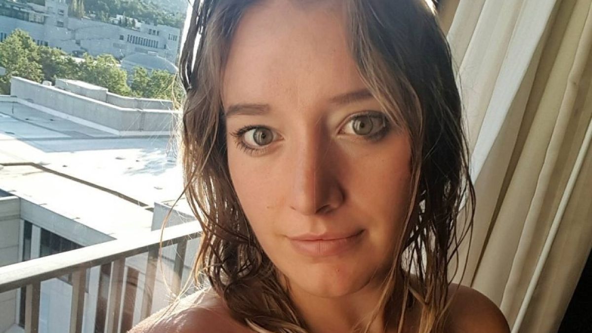 Тя печели над 5000 долара на месец като се снима полугола! Ще разберете защо щом погледнете под кръста ѝ (СНИМКИ 18+) 