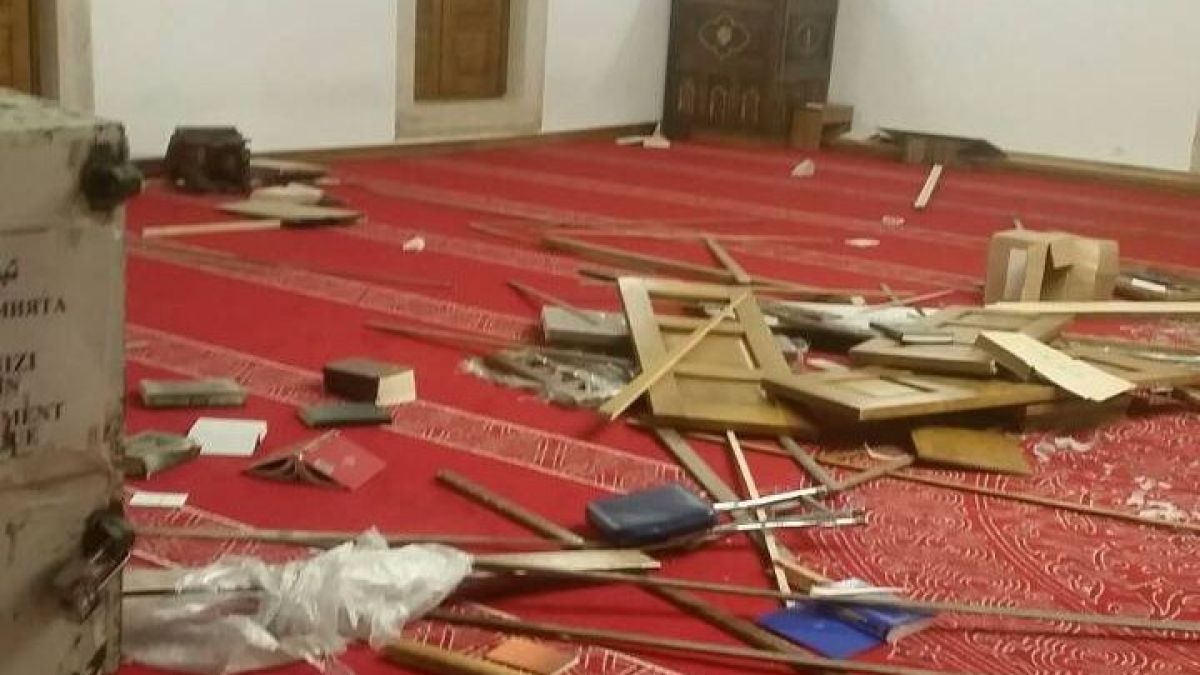 Вандал посегнаха на джамията в София (СНИМКИ)