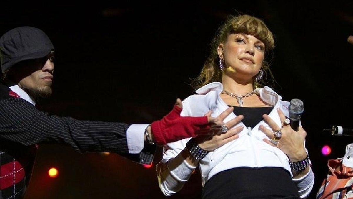 Певицата Фърги се завърна с гола фотосесия и нов албум (СНИМКИ/ВИДЕО 18+)  