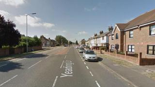 Меле с наръгани и пребити, кола се засилва да ги мачка в Западен Лондон