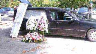 Огромна трагедия! Съученици и почернени близки ридаят над белия ковчег на Никол (СНИМКА)
