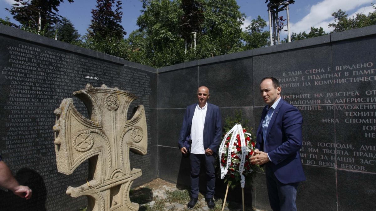 Фоторепортаж в БЛИЦ: Почетоха жертвите на комунизма на Мемориала край НДК (СНИМКИ)
