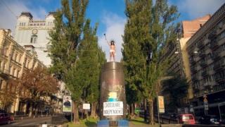 Статуя с голи гърди оживя насред Киев