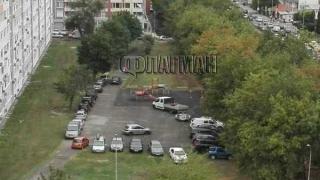 Супер наглост в Бургас! Джигити превърнаха детска площадка в паркинг (СНИМКА)