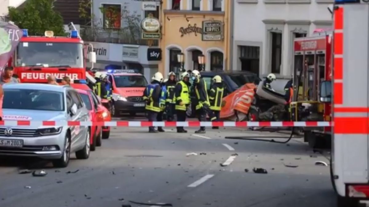 Ужасът в Марсилия се повтори в Германия: Водач се вряза в търговска улица, има загинал и ранени (ВИДЕО)
