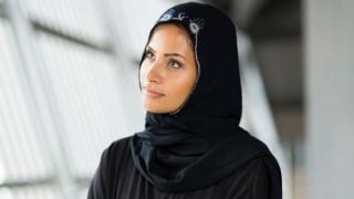 След атентата в Барселона: Ужасяваща агресия, тълпа преби почти до смърт мюсюлманка в Мадрид "просто така"