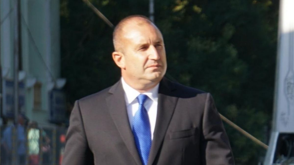 Президентът Радев се включи в похода до връх Шипка