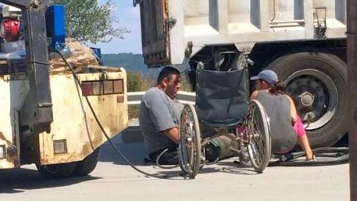 Просто уникално! Мъж без крака от Шумен помага на закъсали на пътя, жена му е неотлъчно до него (СНИМКА)