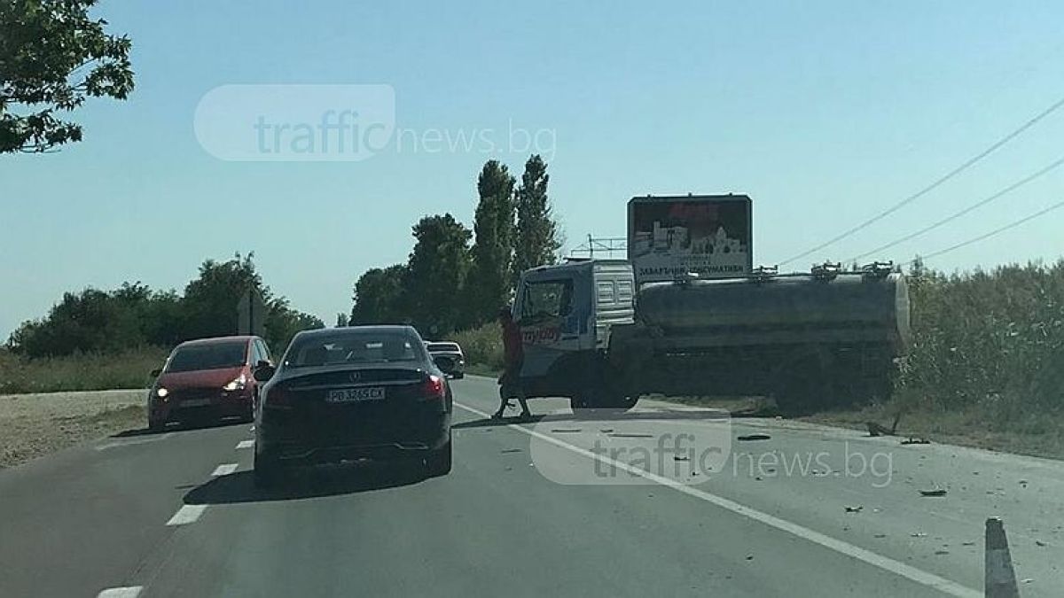 Пикап направи на хармоника автомобил на Околовръстното на Пловдив (СНИМКИ)