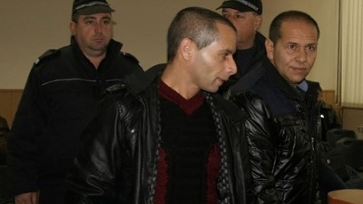 Бесни роми се трепят в карловското село Розино, в което убиха Рогача