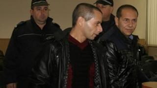 Бесни роми се трепят в карловското село Розино, в което убиха Рогача