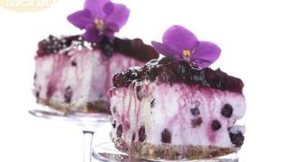 Сладко изкушение! Ще си оближете пръстите с този студен боровинков чийзкейк!