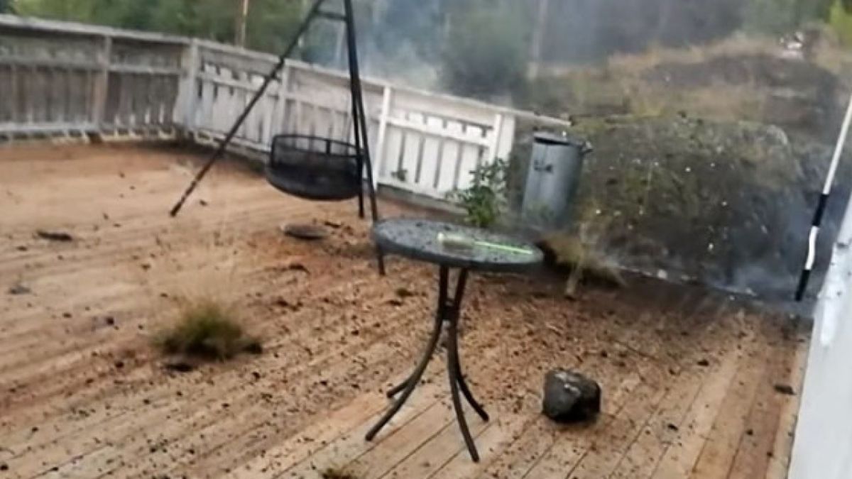 На косъм! Мъж се размина на метри от паднала мълния, искал... (ВИДЕО)