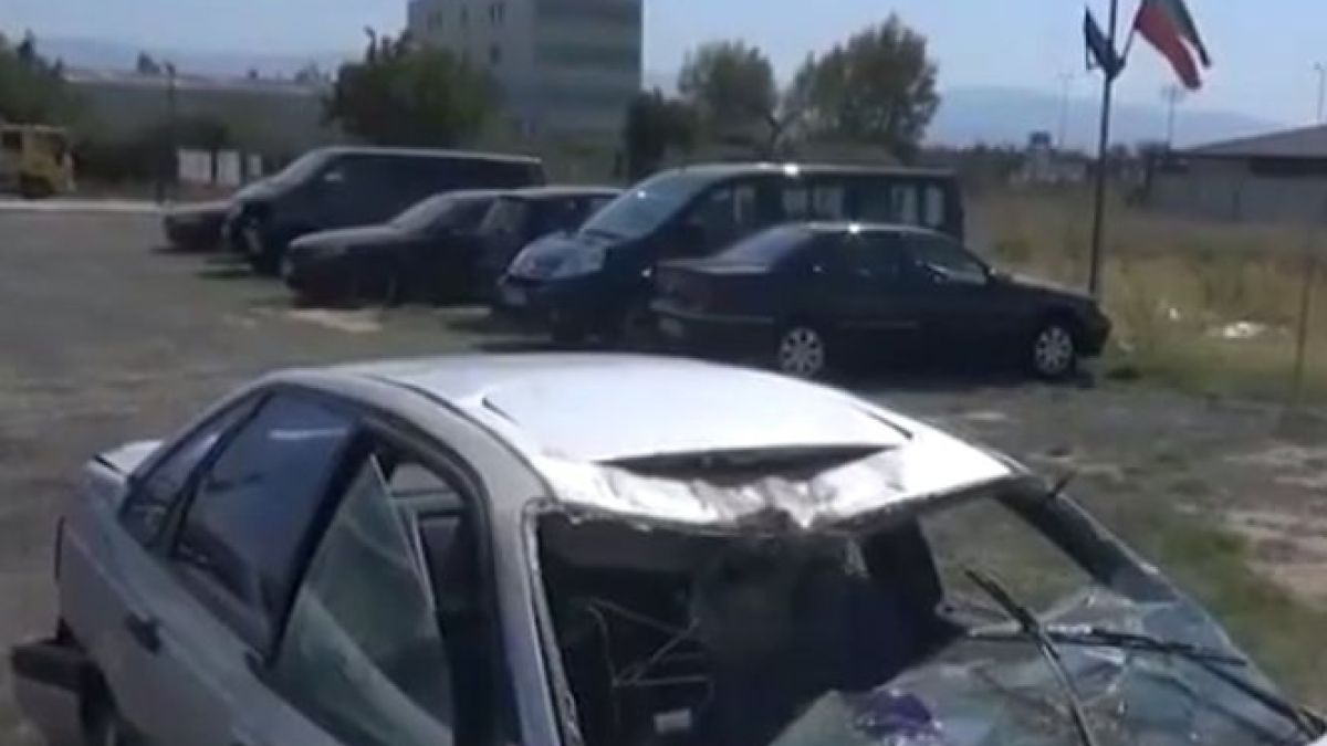 "Клета майка България": Немски джип избута семейство в канавка, съпрузите едва оцеляха и получиха... акт (ВИДЕО)