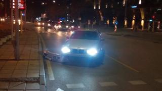 БМВ катастрофира пред община Варна (СНИМКИ)