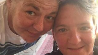 Двойка отиде да празнува рожден ден, но като дойде сметката, онемяха от написаното в касовата бележка (СНИМКИ)