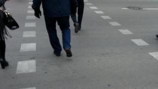 Шофьор на рейс помете дядо на пешеходна пътека, старецът бере душа