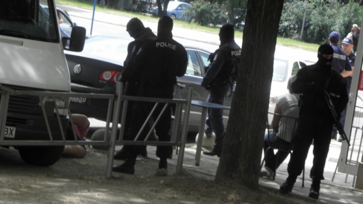 Полицаи с качулки окупираха Карловско шосе в Пловдив, заловиха над 1 кг. хероин