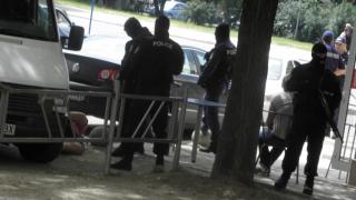 Полицаи с качулки окупираха Карловско шосе в Пловдив, заловиха над 1 кг. хероин