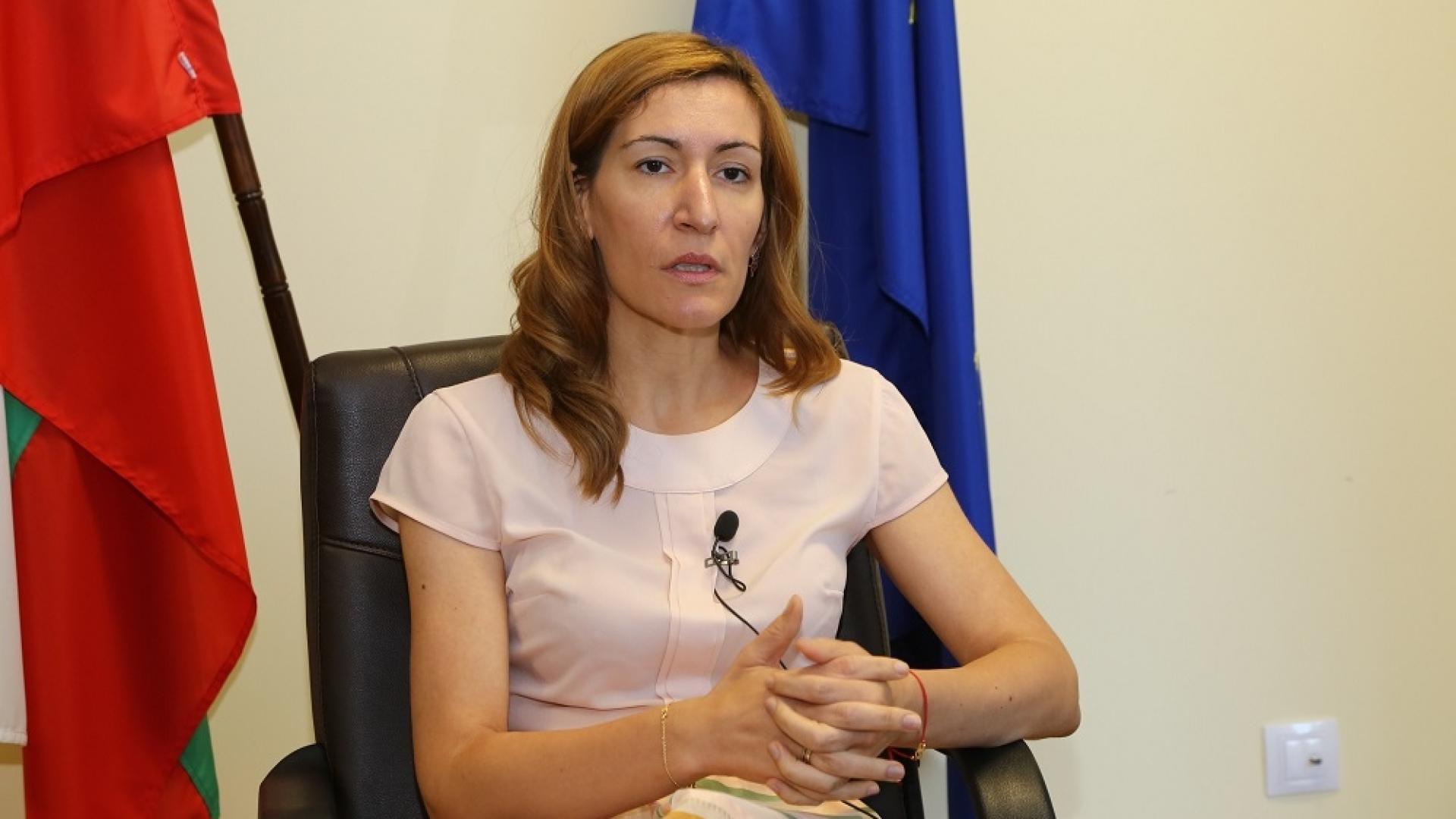 Ангелкова разкри голяма врътка с фалиралата туристическа агенция „София тур и Холидей“