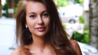 Всички мъже цъкат с език и си мечтаят: Никол Станкулова подлуди мрежата със СНИМКА с високи токчета и къса червена рокля
