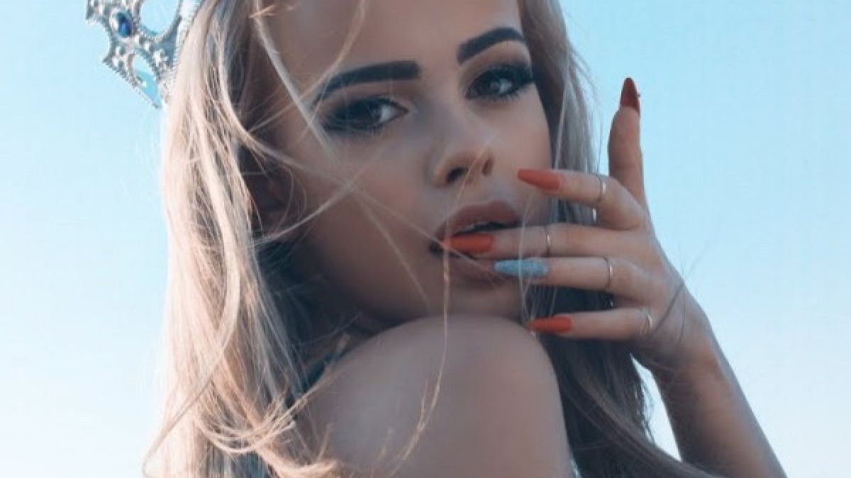 Потрес! Сузанита наблъска пазвата си със силикон СНИМКА
