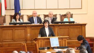 Нинова открои 3 проблемни теми и посочи какъв абсурд е предложил Валери Симеонов