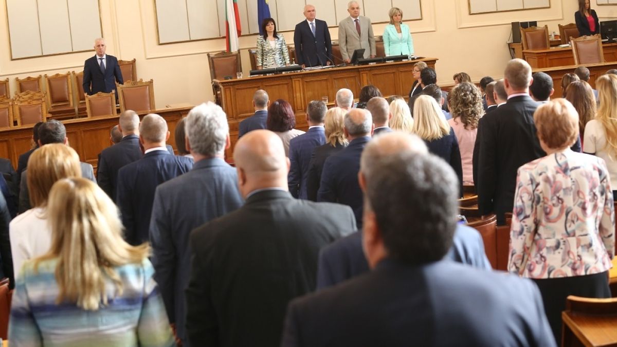 Парламентът заседава извънредно днес заради частните съдебни изпълнители