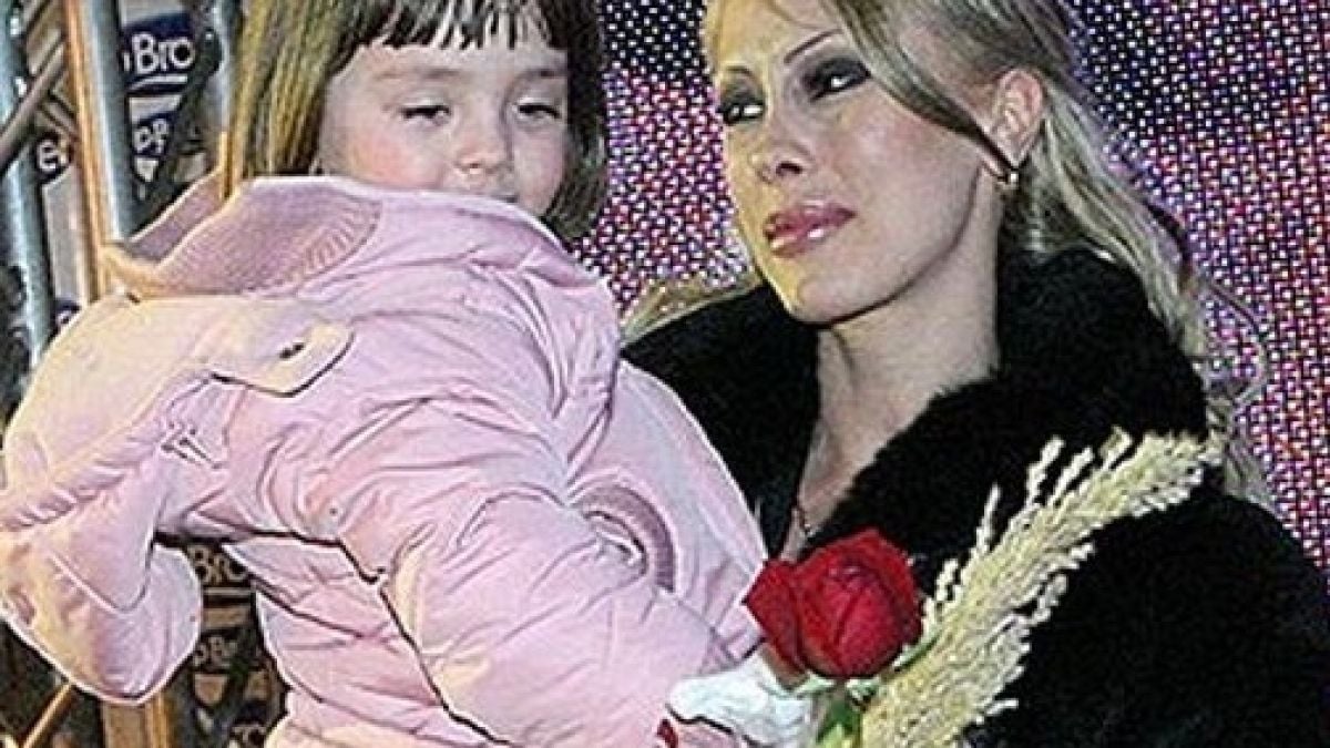 Спомняте ли си дъщерята на Виолета Здравкова?! Надмина майка си по красота. Вижте колко е пораснала (СНИМКИ)