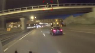 Рокер спря движението на огромен булевеард, за да спаси самоубиец (ВИДЕО)
