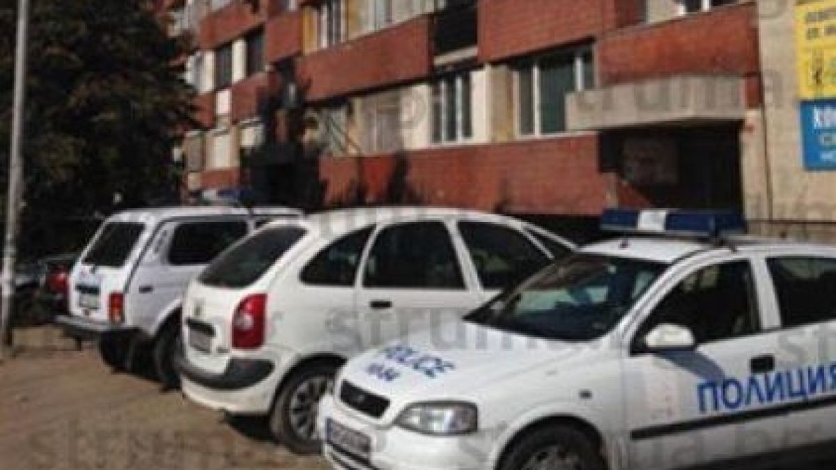 Екшън в Дупница: Арестуваха бивш военен, полицаи откриха оръжеен склад и ценни монети в дома му