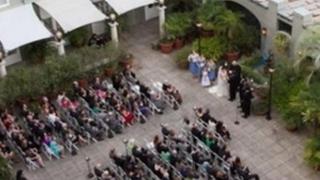Младоженци поръчаха заснемане на сватбата от въздуха, но когато увеличиха снимката, ги побиха тръпки от ужас (СНИМКИ)